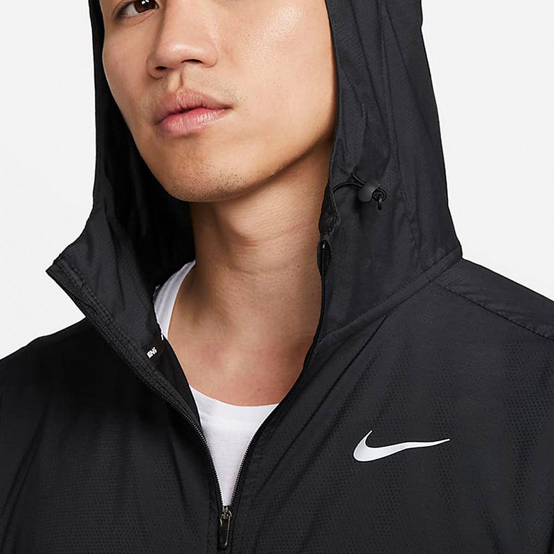 耐克Nike防泼水跑步夹克：引领风雨无阻的运动新风尚